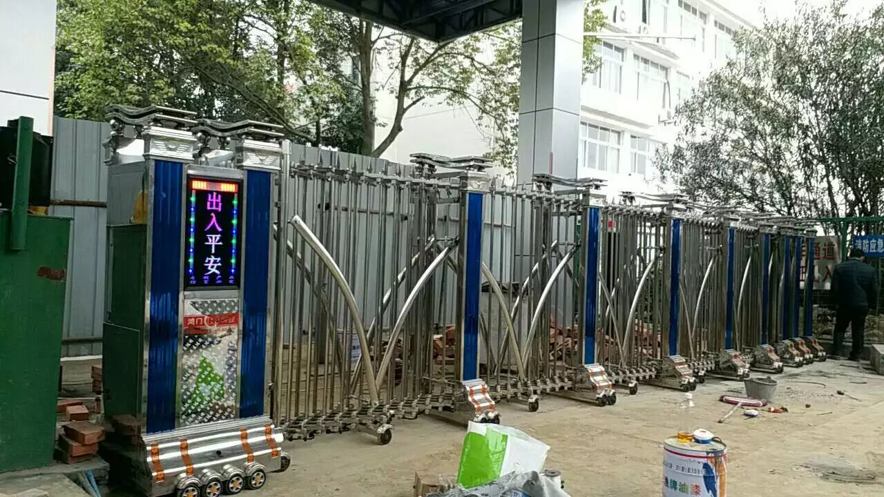 四川綿陽市飛機場伸縮門